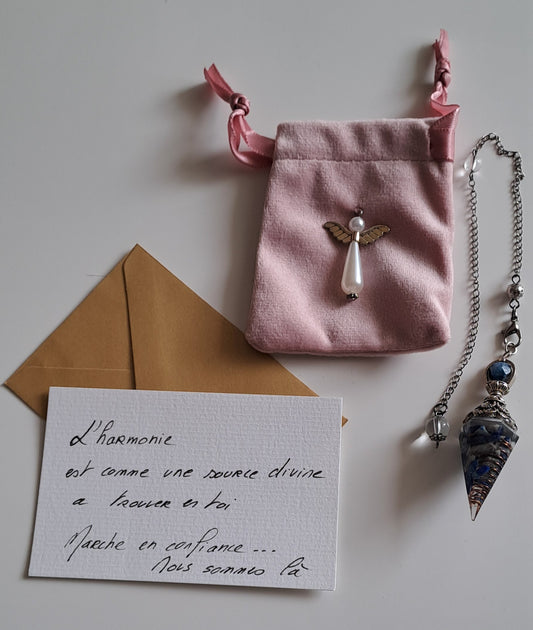 Pendule vintage et pochette.